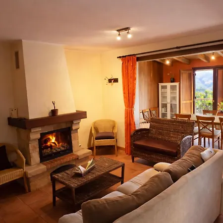 2 – Jardín Con Barbacoa Y Chimenea